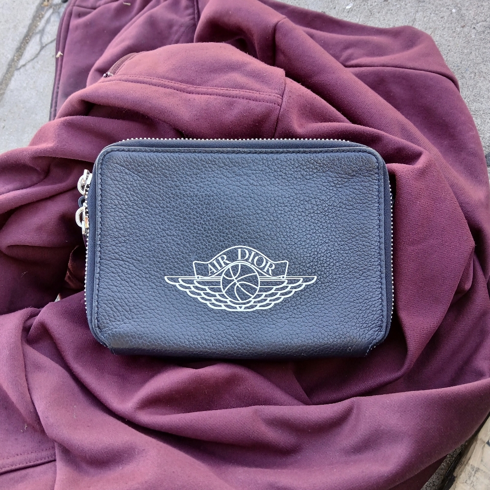 Dior x Air Jordan Messenger Pouch ( Like New ) - Picture 3 of 6